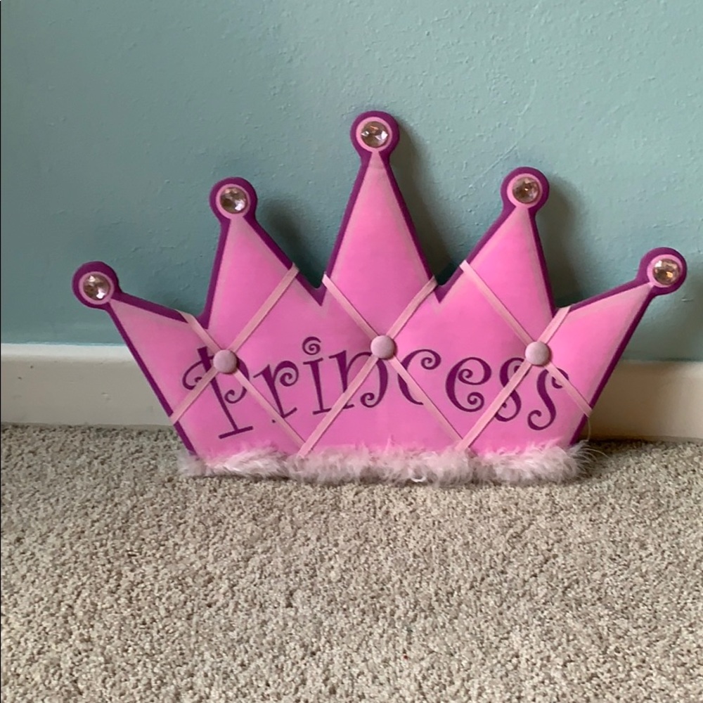 A princess crown picture hanger